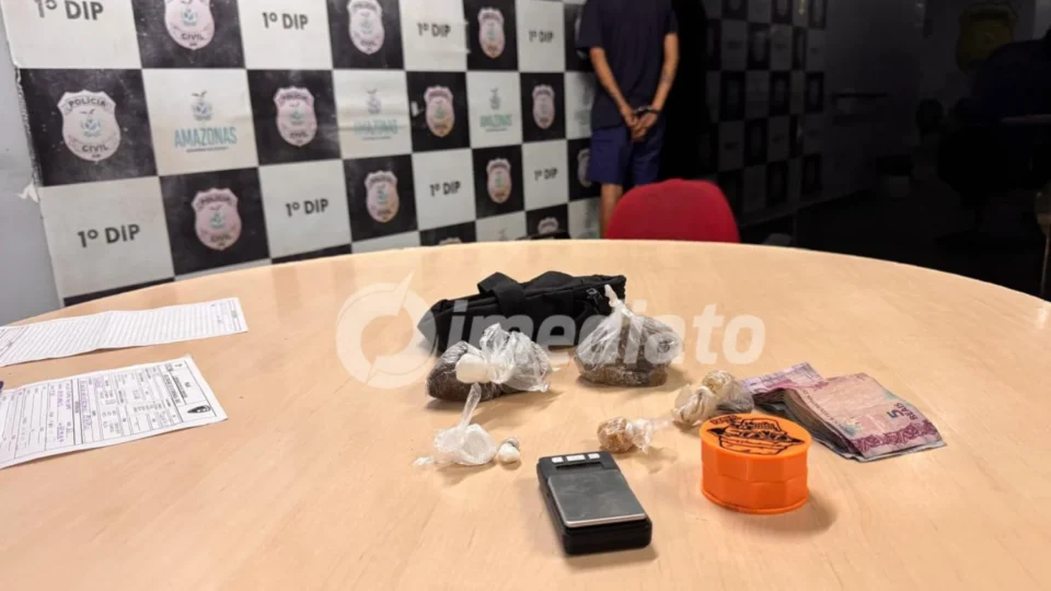 Homem é preso com drogas, balança de precisão e dinheiro trocado em ‘boca de fumo’ no bairro Petrópolis, em Manaus