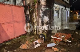 Cratera ameaça derrubar parede de vila com medidores de energia e coloca cinco famílias em risco no bairro Lírio do Vale
