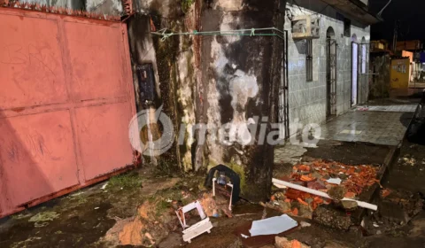 Cratera ameaça derrubar parede de vila com medidores de energia e coloca cinco famílias em risco no bairro Lírio do Vale