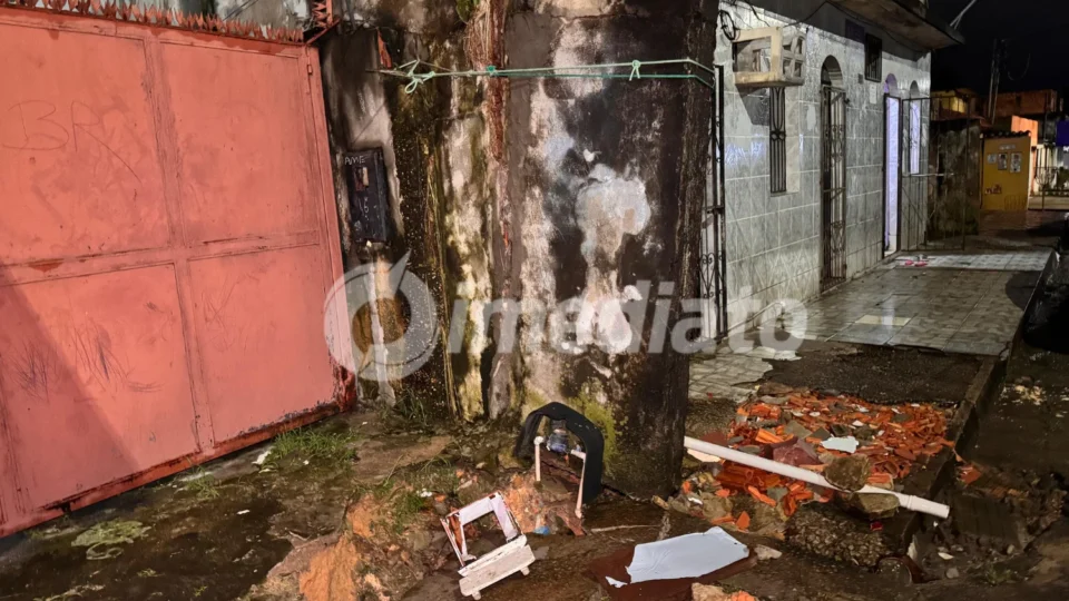 Cratera ameaça derrubar parede de vila com medidores de energia e coloca cinco famílias em risco no bairro Lírio do Vale
