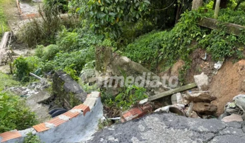 Cratera provocada por deslizamento ameaça casas e moradores no bairro Cidade de Deus, em Manaus