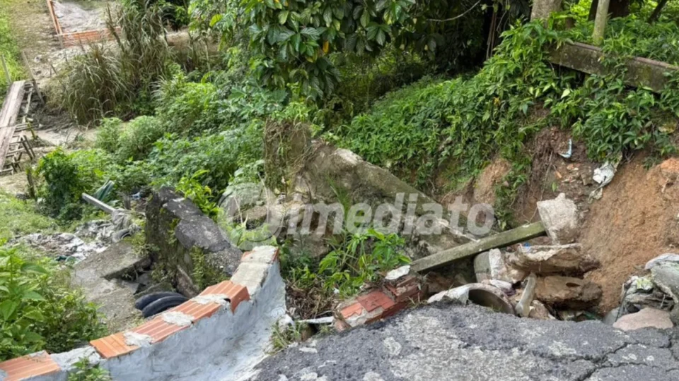 Cratera provocada por deslizamento ameaça casas e moradores no bairro Cidade de Deus, em Manaus