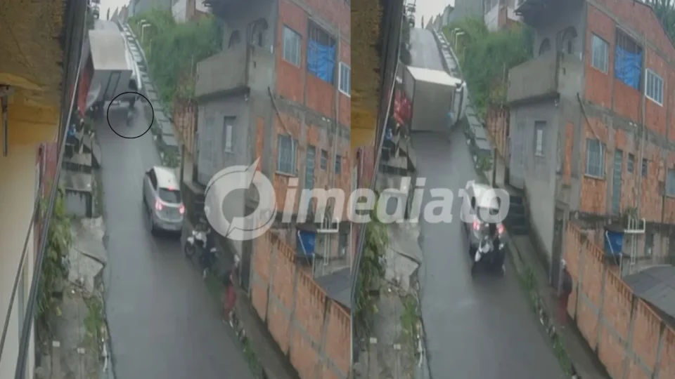 VÍDEO: Homem escapa de ser esmagado após caminhão perder força e tombar em ladeira na comunidade Mundo Novo, em Manaus