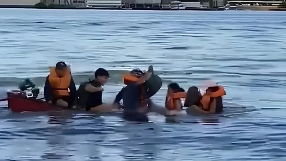 Vídeo: Rabeta afunda no rio Tarumã e passageiros passam por momentos de desespero em Manaus