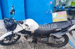 Homens são presos e moto furtada é recuperada pela Polícia Militar em oficina no bairro Jorge Teixeira