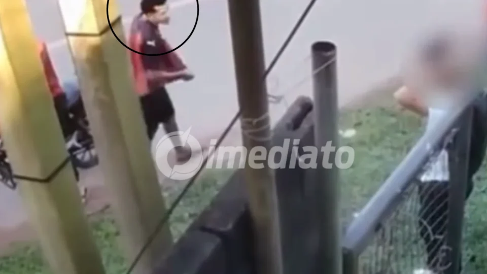 VÍDEO: Criminosos armados assaltam parada de ônibus no Tarumã e ameaçam vítimas em Manaus