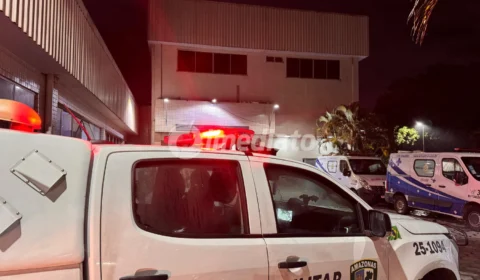 Homem invade casa, mata ex-companheira a facadas e fere as duas filhas dela com golpes de faca na cabeça em Manaus