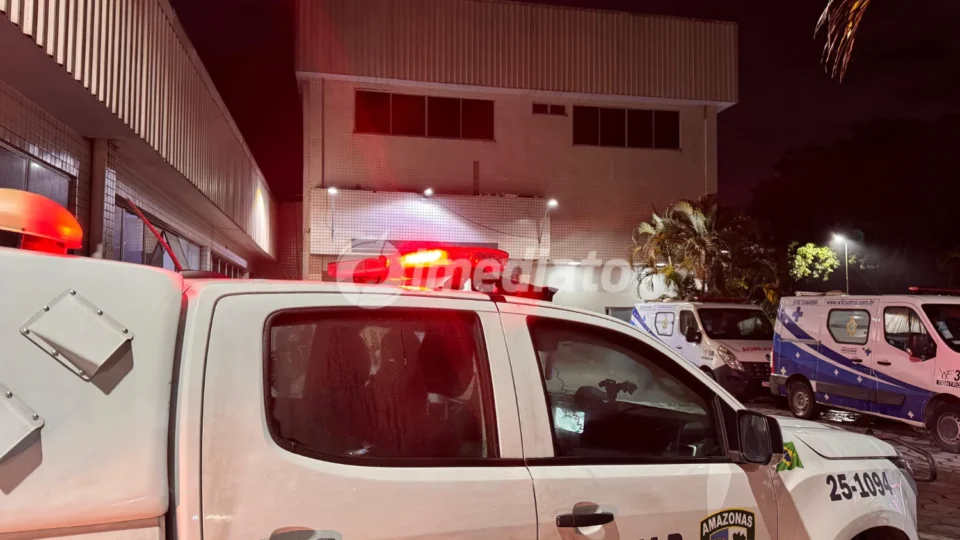Homem invade casa, mata ex-companheira a facadas e fere as duas filhas dela com golpes de faca na cabeça em Manaus