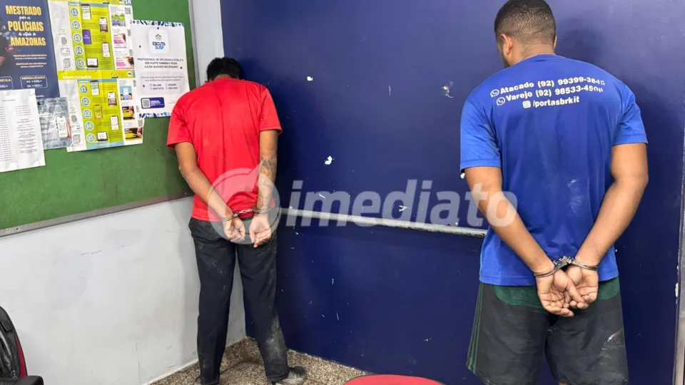 Homens são presos após assalto a ônibus da linha 130 no bairro Tarumã; outros dois suspeitos fugiram por área de mata