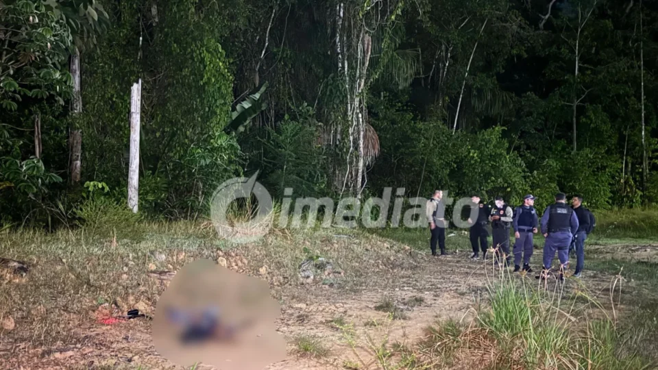 Corpo de homem é encontrado com marcas de tiros em área de mata na BR-174, em Manaus