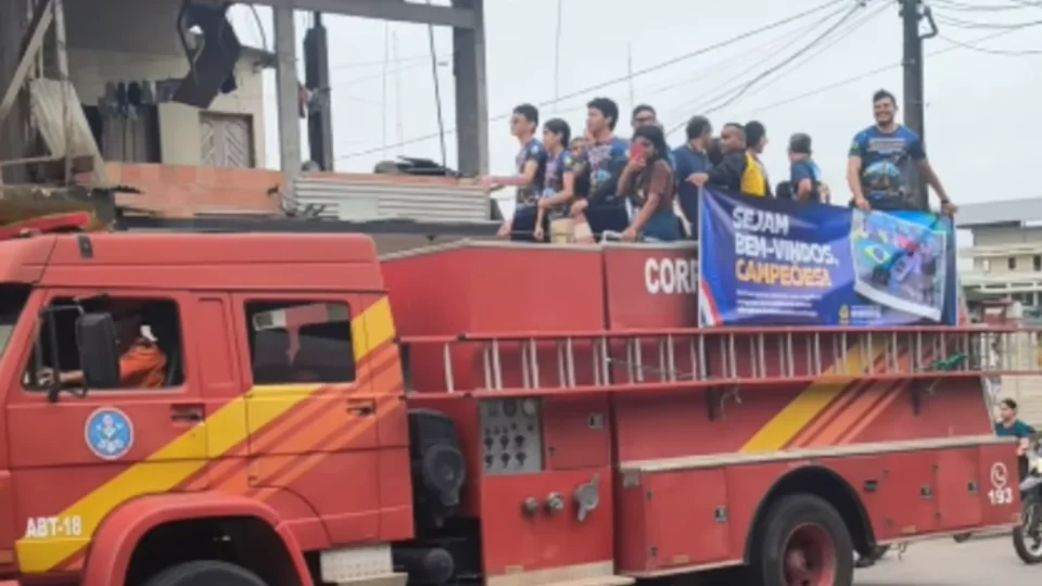 VÍDEO: Estudantes medalhistas de Rio Preto da Eva são recebidos com festa após conquistarem ouro em Olimpíada Internacional de Matemática na França