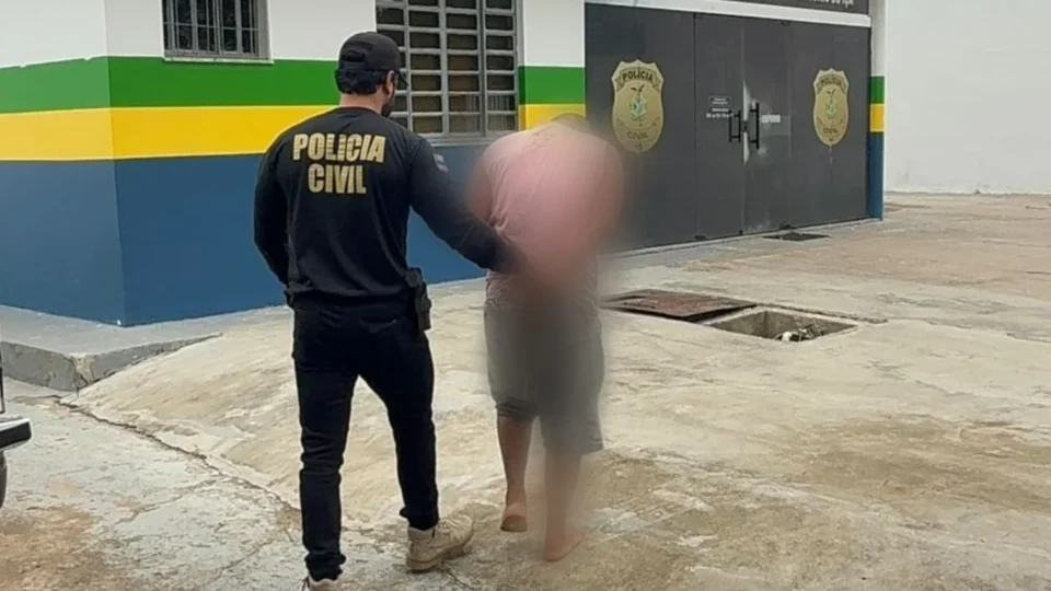 Homem é preso após se esconder em árvore ao descumprir medida protetiva e agredir companheira no interior do Amazonas