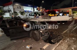 Três pessoas escapam sem ferimentos graves após carro ficar destruído em colisão com poste na avenida Efigênio Salles