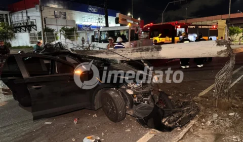 Três pessoas escapam sem ferimentos graves após carro ficar destruído em colisão com poste na avenida Efigênio Salles