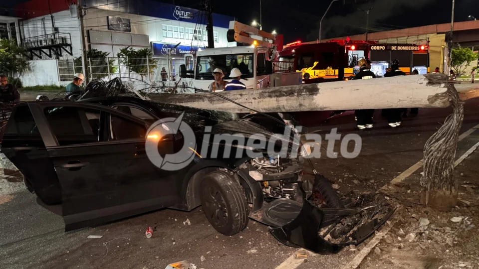 Três pessoas escapam sem ferimentos graves após carro ficar destruído em colisão com poste na avenida Efigênio Salles