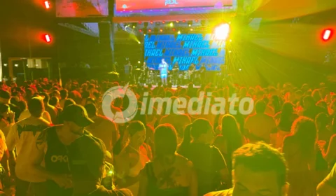 Thiago Martins agita público no “PDL Pé na Areia” em Manaus com noite de pagode e muita resenha