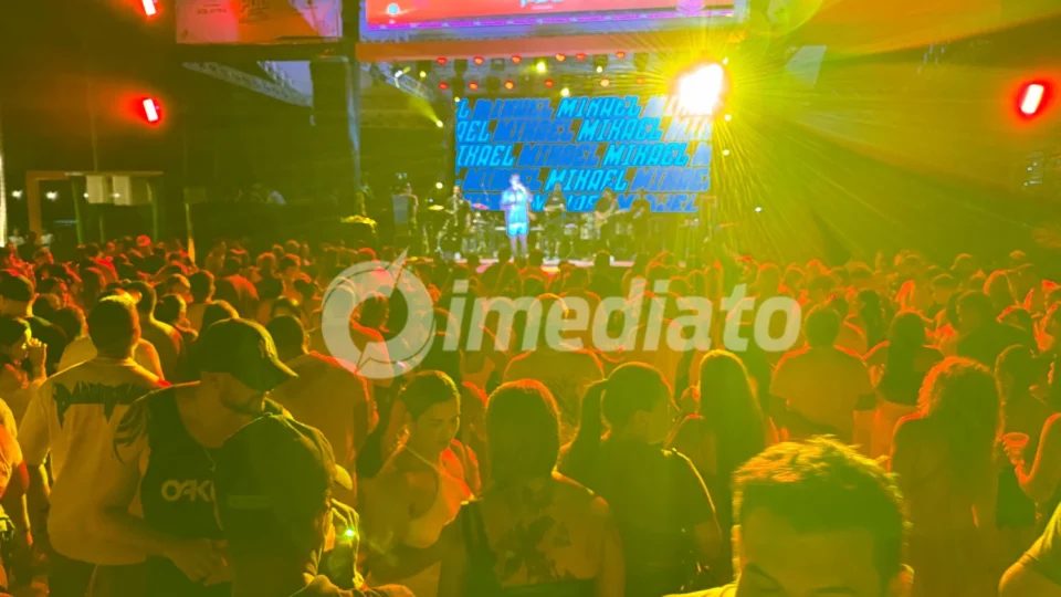 Thiago Martins agita público no “PDL Pé na Areia” em Manaus com noite de pagode e muita resenha