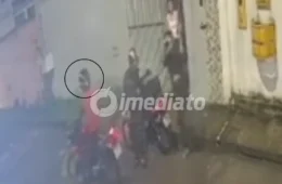 VÍDEO: Entregador e cliente são assaltados e têm celulares e lanche roubados no bairro Nova Cidade, em Manaus