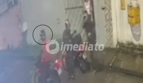 VÍDEO: Entregador e cliente são assaltados e têm celulares e lanche roubados no bairro Nova Cidade, em Manaus