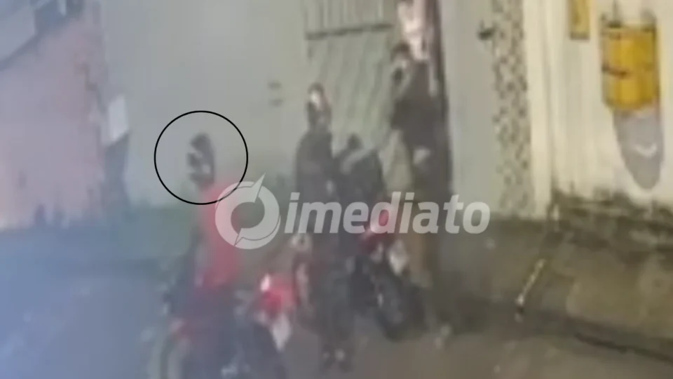 VÍDEO: Entregador e cliente são assaltados e têm celulares e lanche roubados no bairro Nova Cidade, em Manaus