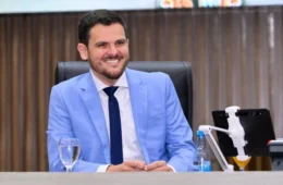 Prefeito Renato Junior veta projeto de cotas universitárias para pais de autistas em Manaus