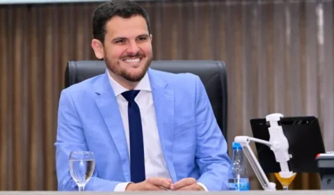 Prefeito Renato Junior veta projeto de cotas universitárias para pais de autistas em Manaus