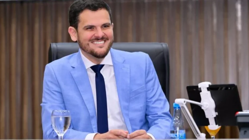 Prefeito Renato Junior veta projeto de cotas universitárias para pais de autistas em Manaus