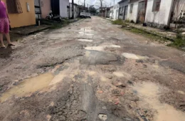Moradores denunciam abandono há mais de 8 anos em rua tomada por buracos no Monte das Oliveiras