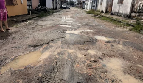 Moradores denunciam abandono há mais de 8 anos em rua tomada por buracos no Monte das Oliveiras