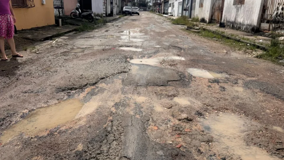 Moradores denunciam abandono há mais de 8 anos em rua tomada por buracos no Monte das Oliveiras