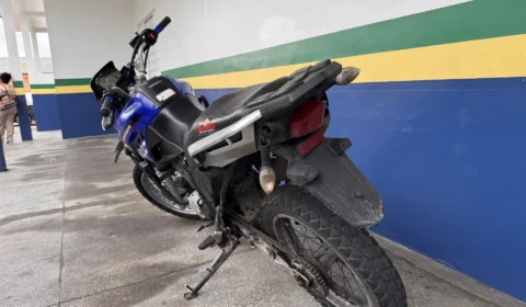 VÍDEO: Assaltantes roubam celular e abandonam moto durante fuga no Novo Aleixo