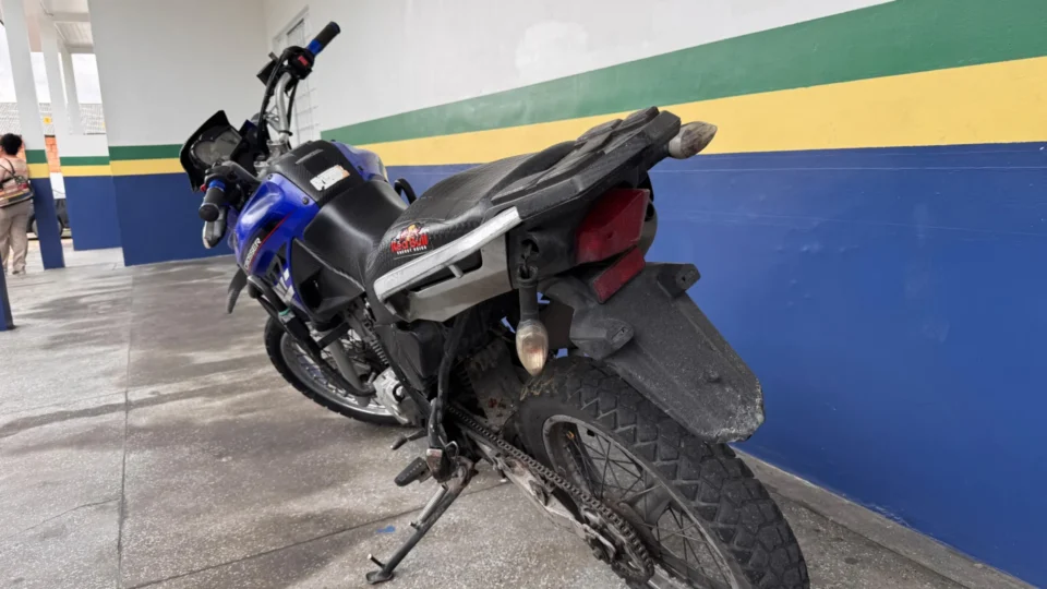 VÍDEO: Assaltantes roubam celular e abandonam moto durante fuga no Novo Aleixo