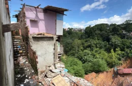 ‘A gente não sabe se vai acordar’: cratera ameaça famílias no Mauazinho