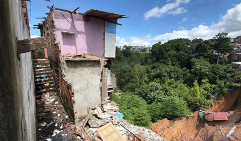 ‘A gente não sabe se vai acordar’: cratera ameaça famílias no Mauazinho