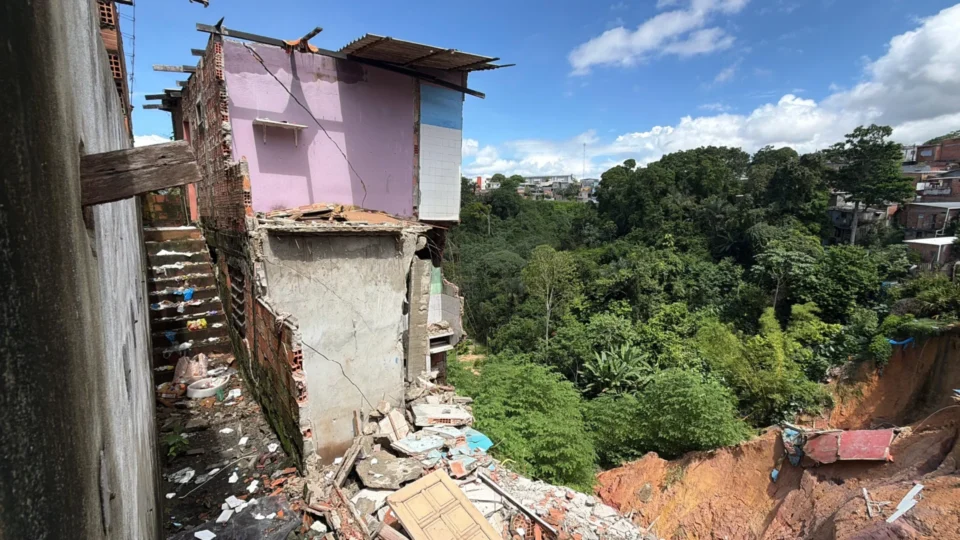 ‘A gente não sabe se vai acordar’: cratera ameaça famílias no Mauazinho