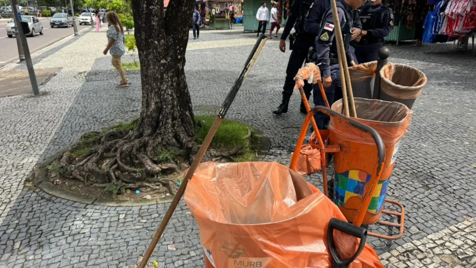 Gari encontra crânio durante limpeza no Centro de Manaus