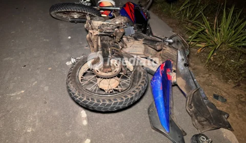 Homem morre após motocicleta ser atingida por carro na AM-070; motorista fugiu sem prestar socorro