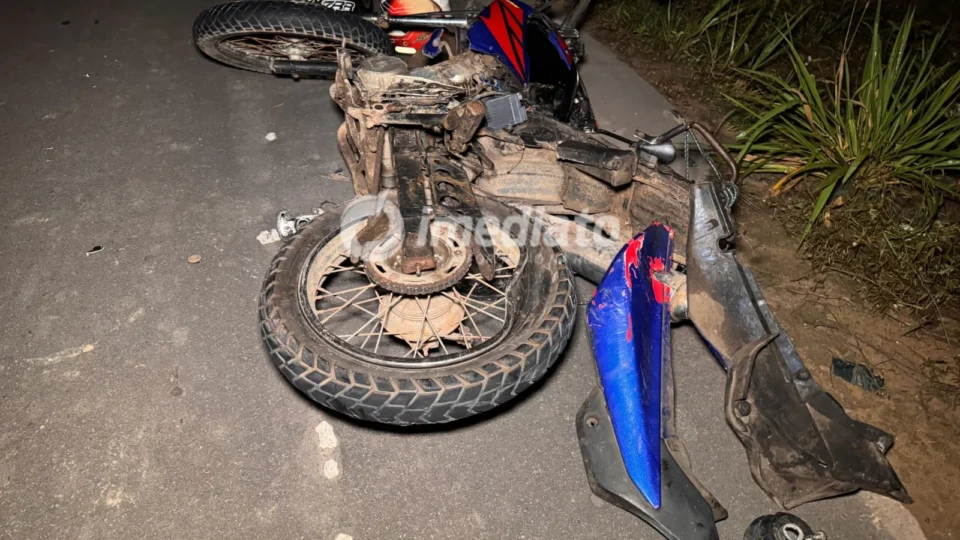 Homem morre após motocicleta ser atingida por carro na AM-070; motorista fugiu sem prestar socorro