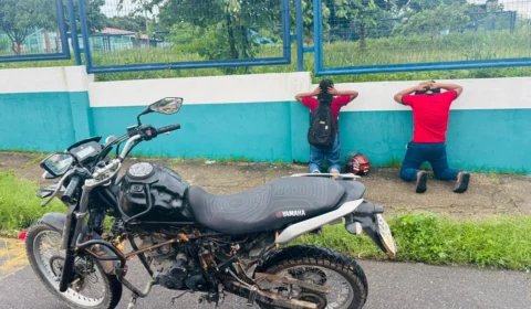 Homem rouba moto de vizinha e é preso ao entrar em motel com adolescente