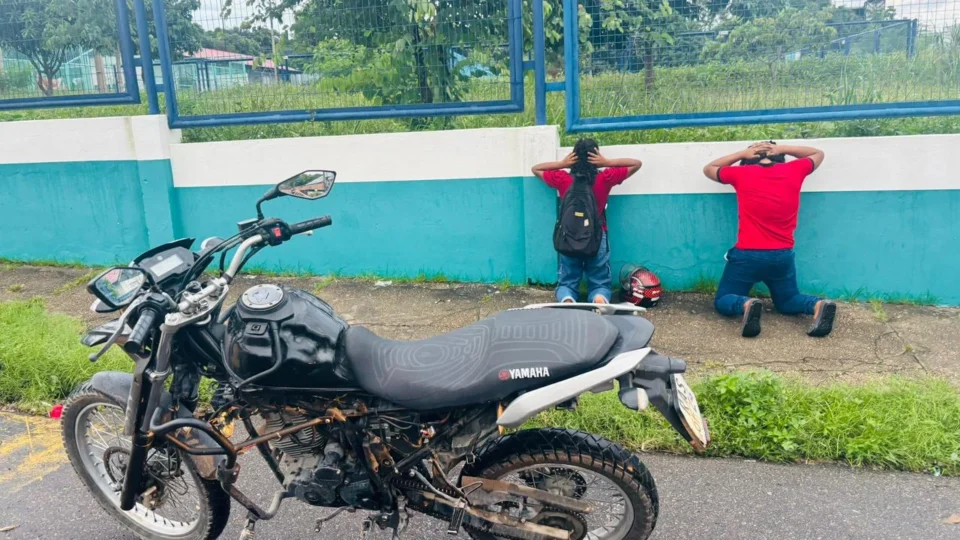 Homem rouba moto de vizinha e é preso ao entrar em motel com adolescente