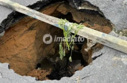 Cratera se abre em rua do bairro Tancredo Neves e preocupa moradores em Manaus