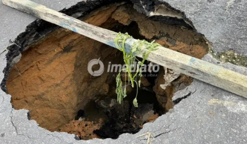 Cratera se abre em rua do bairro Tancredo Neves e preocupa moradores em Manaus