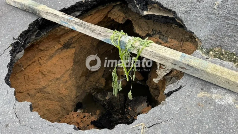 Cratera se abre em rua do bairro Tancredo Neves e preocupa moradores em Manaus