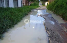 Moradores denunciam risco de desmoronamento em rua do bairro Lago Azul