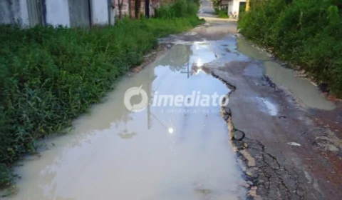 Moradores denunciam risco de desmoronamento em rua do bairro Lago Azul
