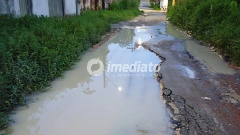 Moradores denunciam risco de desmoronamento em rua do bairro Lago Azul