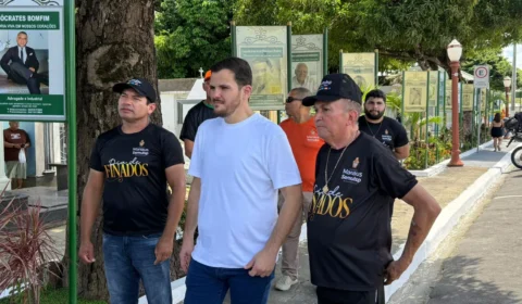 Renato Junior visita cemitérios de Manaus no Dia das Mães e acompanha ação especial da prefeitura