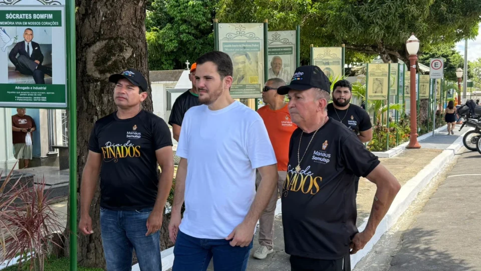 Renato Junior visita cemitérios de Manaus no Dia das Mães e acompanha ação especial da prefeitura
