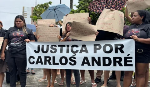 Família protesta em frente ao Fórum e cobra justiça por jovem morto a tiros durante abordagem policial em Manaus