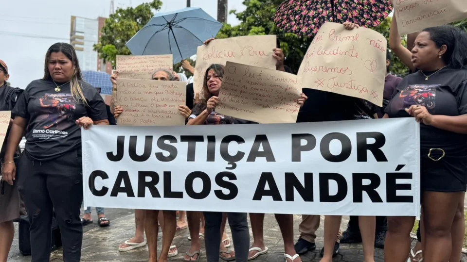 Família protesta em frente ao Fórum e cobra justiça por jovem morto a tiros durante abordagem policial em Manaus